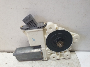 Aizmugurējo sānu durvju logu pacēlāja motors - 6984005100