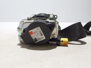 VOLVO XC60 (2017–2026) Front seat belt 32149070 - 4