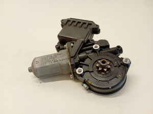 TOYOTA Auris E18 (2012–2018) Front door window regulator motor 8570102010 - 2