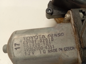 TOYOTA Auris E18 (2012–2018) Front door window regulator motor 8570102010 - 3
