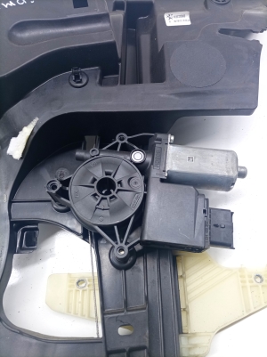 Opel Combo E (2018–2026) Priekšējo durvju logu pacēlājs un tā daļas 9830335980 - 5