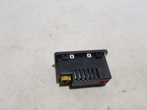 Land Rover Defender II (2019–2026) USB port L8B219E110DD - 3