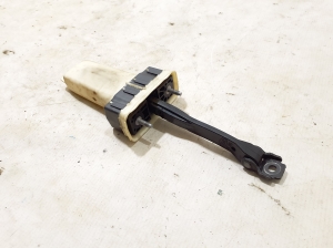 Rear side door opening limiter - LR131640