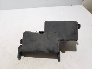 Boîtier de boîte à fusibles sous le capot - L8B214A067AD