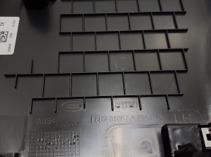  Vidējā statņa iekšējā apdare  - L8B231057A 