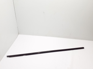   Priekšējo durvju stikla ārējā līste  - 4M8837476C 