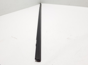 Esiukse klaasi välimine liist - 4M8837475C