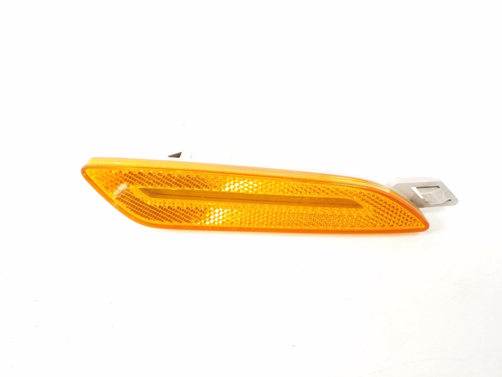 Porsche Cayenne (2010–2017) Eesmine suunatuli 7P5945128 Porsche Cayenne (2010–2017) Eesmine suunatuli 7P5945128