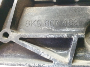 AUDI A4 B8 (2007–2016) Tagakaitseraua kinnitus 8K9807453 - 3