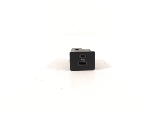 Ford Mustang Mach-E Mach-E (2020–2026) USB-pesa ML3T14F014AB - 3