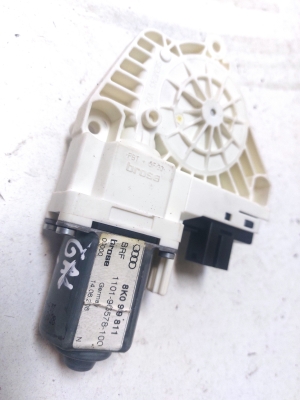 AUDI A4 B8 (2007–2016) Rear side door window regulator motor 8K0959811 - 3