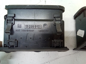 Opel Astra H (2004–2010) Salona ventilācijas restes 13228916 - 2