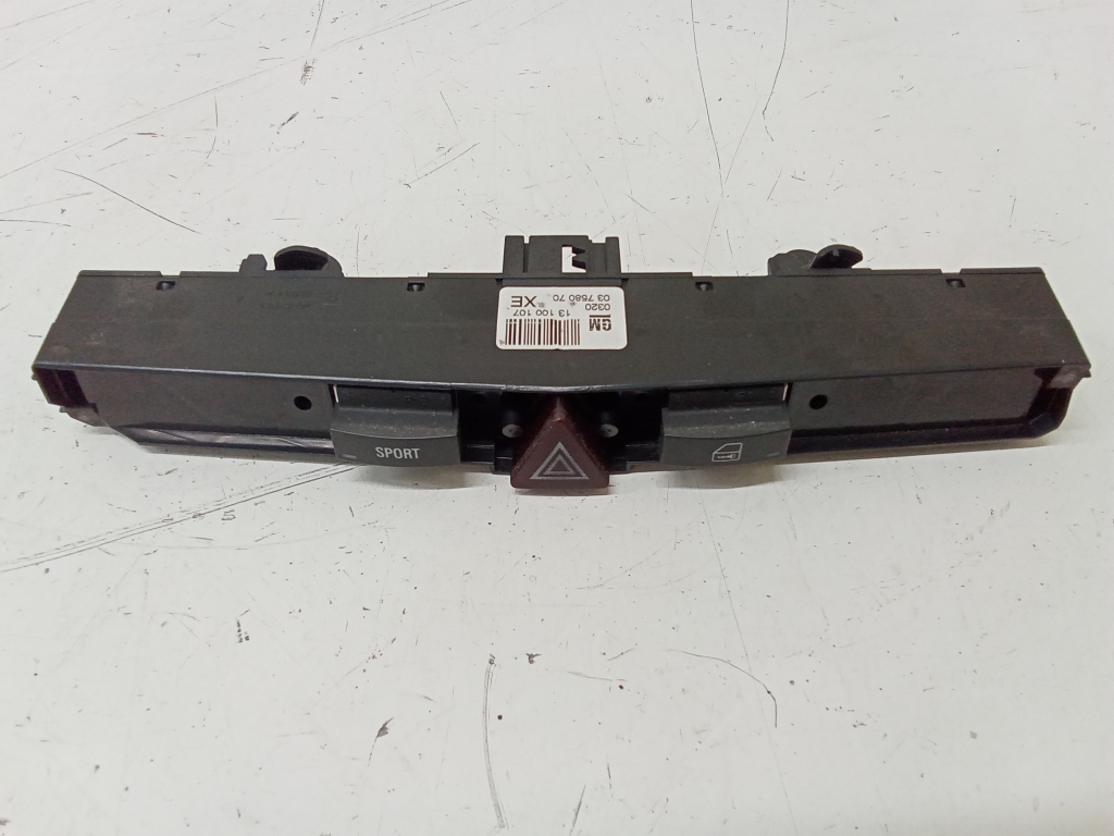 Opel Astra H (2004–2010) Hazard light switch 13100107 Opel Astra H (2004–2010) Hazard light switch 13100107