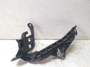 Priekšējā luktura kronšteins - 8K0805607