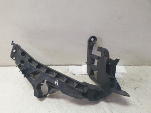 Priekšējā luktura kronšteins - 8K0805608