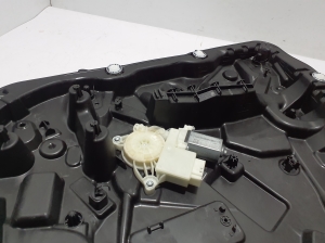BMW X5 G05 (2018–2026) Priekšējo durvju logu pacēlājs 9450784 - 4