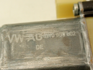 AUDI A4 B9 (2015–2026) Esiukse aknatõstuki mootor 8w0959802 - 2