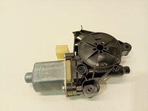   Tagumise külgukse aknatõstuki mootor  - 8w0959812 