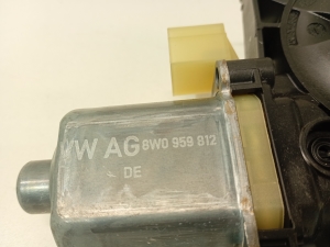 AUDI A4 B9 (2015–2026) Rear side door window regulator motor 8w0959812 - 3