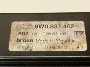 AUDI A4 B9 (2015–2026) Priekšējo durvju logu pacēlājs un tā daļas 8w0837462 - 2