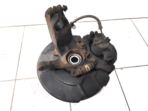   Front wheel hub  -  