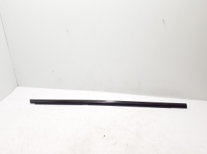 Aizmugurējo sānu durvju stikla ārējā līste - A1677304313