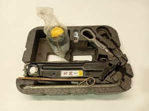   Tööriistakast pakiruumis ja selle osad  - 679581602 