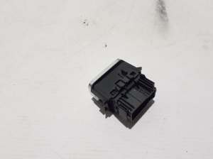 Mercedes Benz GLE-Class 167 (2019–2026) USB-pesa A1678203403 - 3