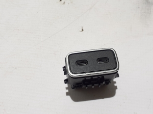 Mercedes Benz GLE-Class 167 (2019–2026) USB-pesa A1678203403 - 5