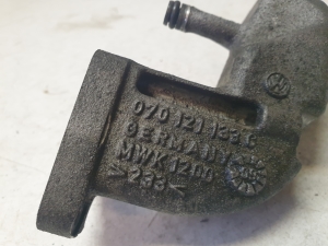 Volkswagen Touareg I (2002–2010) Cita termostata detaļa 070121133C - 3
