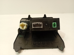 Mazda 3 (2013–2018) AUX socket bhp1669u0 - 5