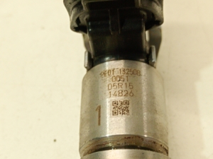 Mazda 3 (2013–2018) Fuel injector pe0113250b - 4